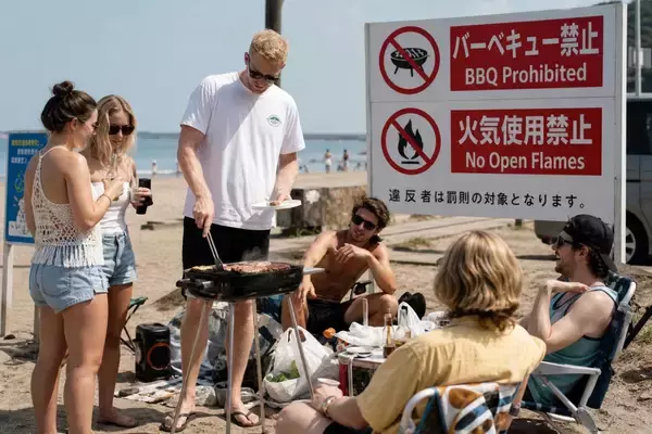 “BBQ禁止”無視で大騒ぎ。「No problem」と笑う外国人観光客が警察に連行されるまで