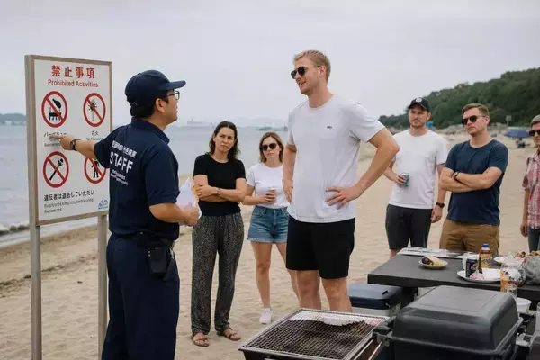 「“BBQ禁止”無視で大騒ぎ。「No problem」と笑う外国人観光客が警察に連行されるまで」の画像