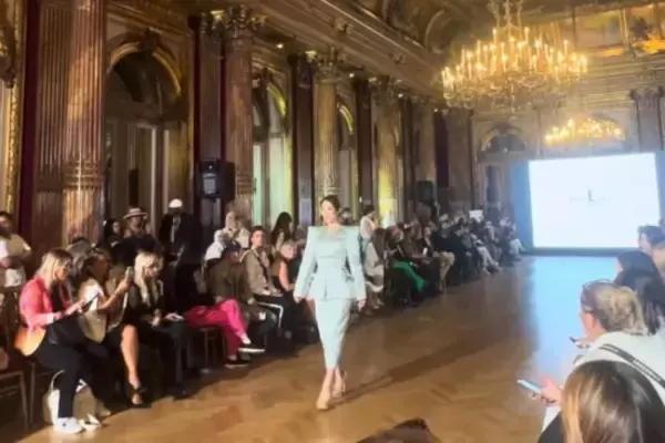 「「全裸以上の恥ずかしい事態に」35歳の現役グラドルがパリコレに出演してみたら――仰天ニュース特報」の画像