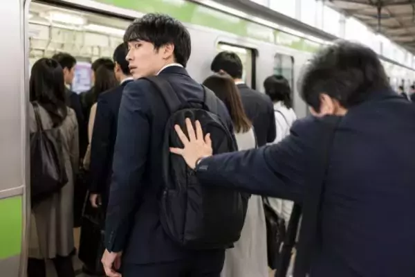 「その荷物どかしてもらえます？」満員電車で“座席を占領する女性”に注意した結果…気まずそうに謝罪するまで