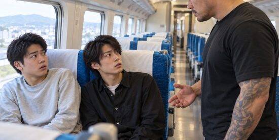 新幹線でリクライニングを限界まで倒す男性。「少し戻して」と頼むも無視…見かねた隣の女性が放ったひと言