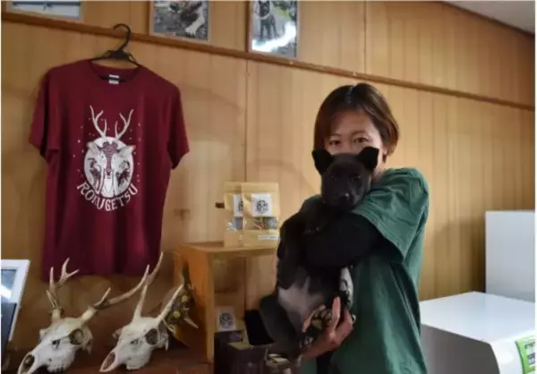 「山火事から“12匹の猟犬”を救い出した30代女性猟師。東京の不動産OLが「山梨に移住して」気づいた“生きている実感”」の画像