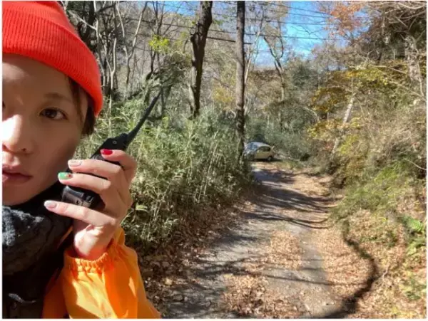 「山火事から“12匹の猟犬”を救い出した30代女性猟師。東京の不動産OLが「山梨に移住して」気づいた“生きている実感”」の画像