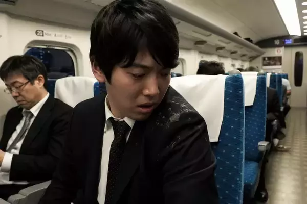 新幹線の車内でスーツを汚された「数日後に面接の就活生」の怒り。相手が逆ギレ、まさかの警察を呼ばれて…／迷惑行為ランキング2位は“座席の座り方”31.9％。電車内マナーへの利用者の本音を調べてみた