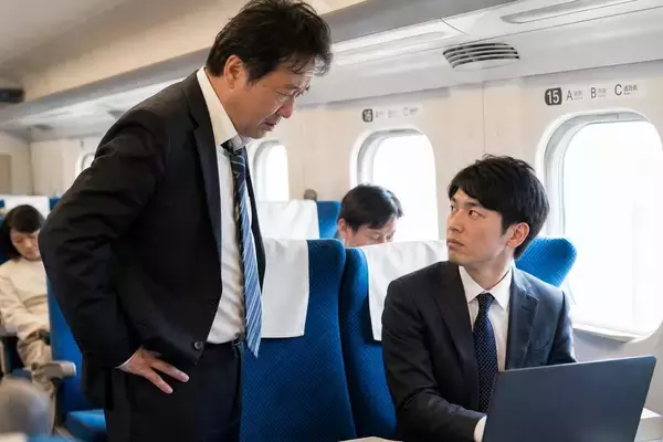 「新幹線の車内でスーツを汚された「数日後に面接の就活生」の怒り。相手が逆ギレ、まさかの警察を呼ばれて…／迷惑行為ランキング2位は“座席の座り方”31.9％。電車内マナーへの利用者の本音を調べてみた」の画像