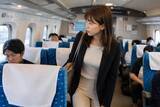 「新幹線の車内でスーツを汚された「数日後に面接の就活生」の怒り。相手が逆ギレ、まさかの警察を呼ばれて…／迷惑行為ランキング2位は“座席の座り方”31.9％。電車内マナーへの利用者の本音を調べてみた」の画像3