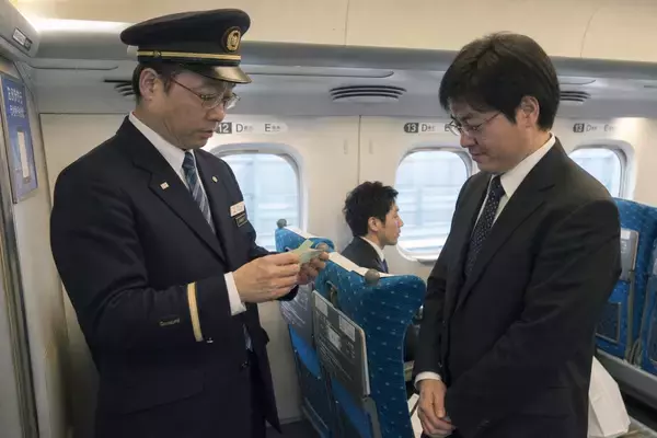 「新幹線の車内でスーツを汚された「数日後に面接の就活生」の怒り。相手が逆ギレ、まさかの警察を呼ばれて…／迷惑行為ランキング2位は“座席の座り方”31.9％。電車内マナーへの利用者の本音を調べてみた」の画像