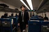 「新幹線の車内でスーツを汚された「数日後に面接の就活生」の怒り。相手が逆ギレ、まさかの警察を呼ばれて…／迷惑行為ランキング2位は“座席の座り方”31.9％。電車内マナーへの利用者の本音を調べてみた」の画像5