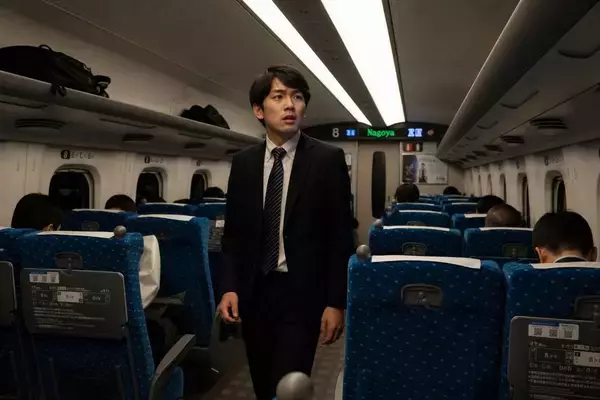 「新幹線の車内でスーツを汚された「数日後に面接の就活生」の怒り。相手が逆ギレ、まさかの警察を呼ばれて…／迷惑行為ランキング2位は“座席の座り方”31.9％。電車内マナーへの利用者の本音を調べてみた」の画像