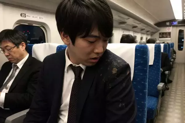 「新幹線の車内でスーツを汚された「数日後に面接の就活生」の怒り。相手が逆ギレ、まさかの警察を呼ばれて…／迷惑行為ランキング2位は“座席の座り方”31.9％。電車内マナーへの利用者の本音を調べてみた」の画像