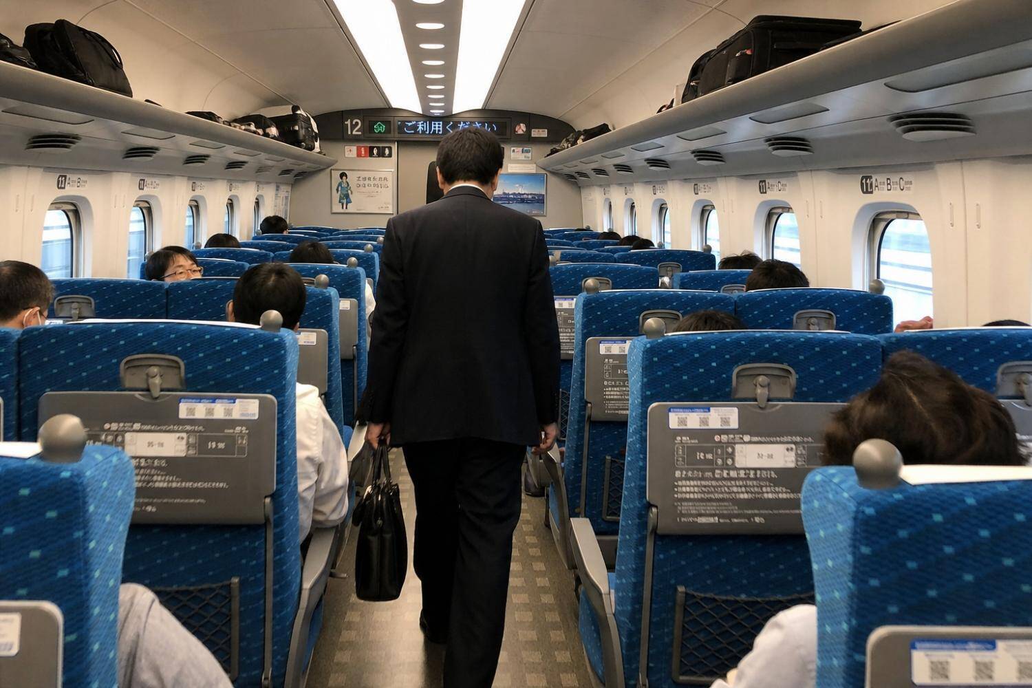 新幹線の車内でスーツを汚された「数日後に面接の就活生」の怒り。相手が逆ギレ、まさかの警察を呼ばれて…／迷惑行為ランキング2位は“座席の座り方”31.9％。電車内マナーへの利用者の本音を調べてみた