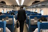 「新幹線の車内でスーツを汚された「数日後に面接の就活生」の怒り。相手が逆ギレ、まさかの警察を呼ばれて…／迷惑行為ランキング2位は“座席の座り方”31.9％。電車内マナーへの利用者の本音を調べてみた」の画像8