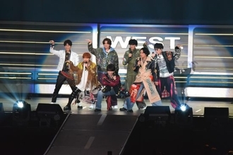 WEST.が見せた“唯一無二”のライブ体験。ミュージカル風コントからアコースティック演奏まで