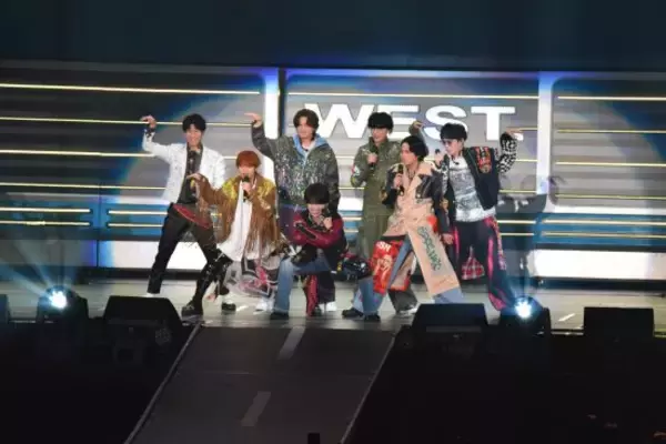 WEST.が見せた“唯一無二”のライブ体験。ミュージカル風コントからアコースティック演奏まで