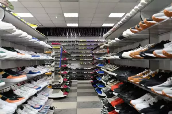 「「ダサい中年男性」だけが今も続けている“時代遅れなファッション”ワースト3」の画像