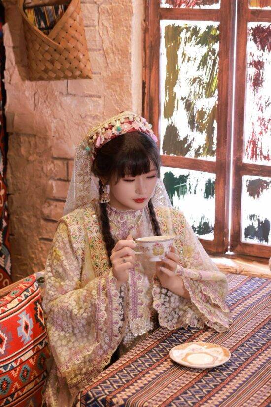 「家のご飯が保育園と全然違った」新疆ルーツの女性YouTuberが明かす“幼少期の記憶”