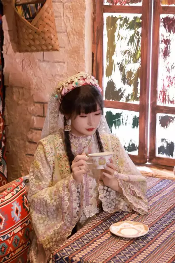 「「家のご飯が保育園と全然違った」新疆ルーツの女性YouTuberが明かす“幼少期の記憶”」の画像