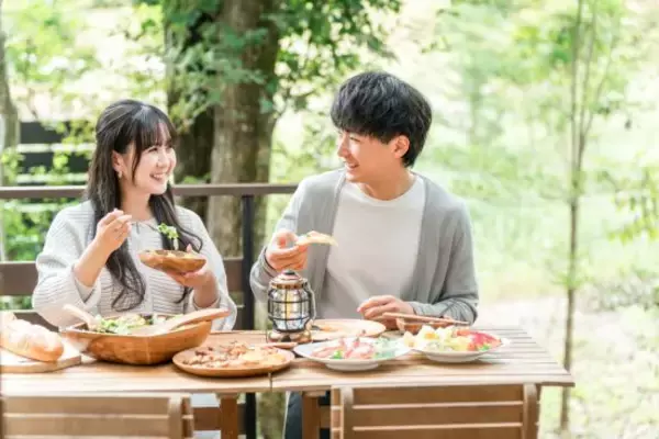 「「女性との会話がいつも盛り上がる男性」が選んでいる“5つの話題”」の画像