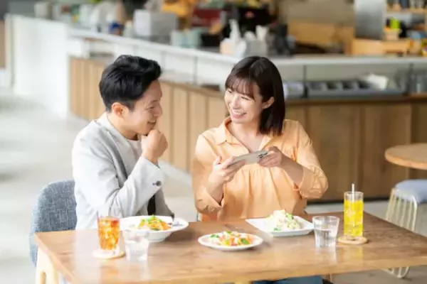 「「女性との会話がいつも盛り上がる男性」が選んでいる“5つの話題”」の画像