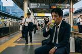 「朝の駅ホームで「缶チューハイを手にするサラリーマン」は何者なのか？「出社前に神経を鈍らせないと…」彼らが酒にすがった“壮絶な理由”」の画像1