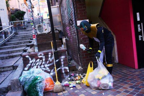 渋谷でゴミ拾いを続ける29歳の正体とは？発達障害、うつ病、婚約破棄の過去も…「ゴミ箱を増やしたくない」行政の思惑にも言及