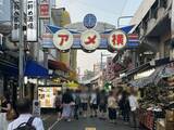 「上野アメ横の“一斉摘発”から3ヵ月も…警告に従わない店舗が後を絶たず「路上営業がなくならない」理由【現地レポート】」の画像1