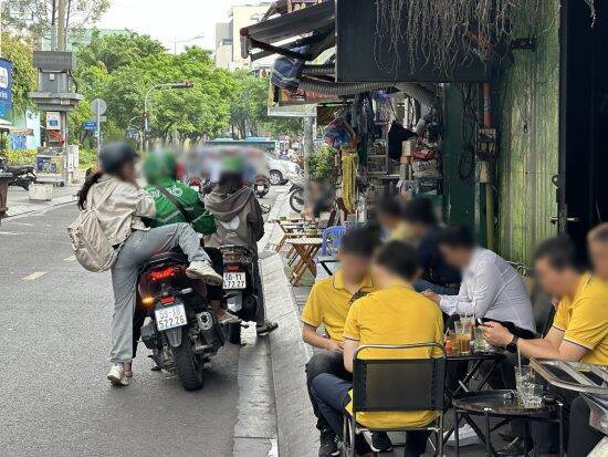 上野アメ横の“一斉摘発”から3ヵ月も…警告に従わない店舗が後を絶たず「路上営業がなくならない」理由【現地レポート】