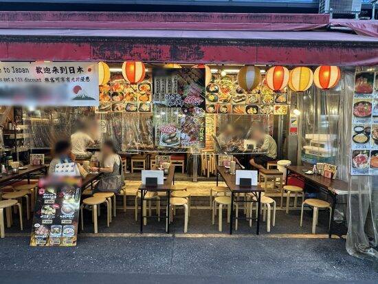 上野アメ横の“一斉摘発”から3ヵ月も…警告に従わない店舗が後を絶たず「路上営業がなくならない」理由【現地レポート】
