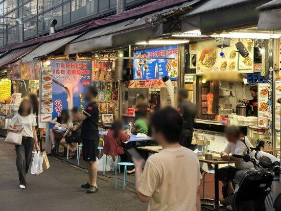 上野アメ横の“一斉摘発”から3ヵ月も…警告に従わない店舗が後を絶たず「路上営業がなくならない」理由【現地レポート】