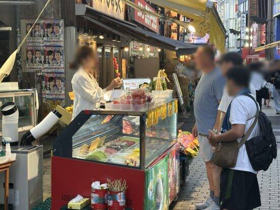 上野アメ横の“一斉摘発”から3ヵ月も…警告に従わない店舗が後を絶たず「路上営業がなくならない」理由【現地レポート】