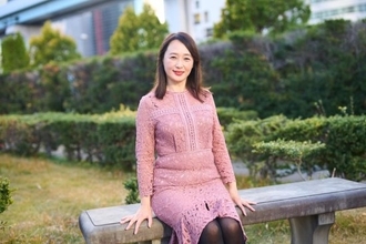 「普通の主婦」が50歳でセクシー女優になったワケ。夫婦仲はいいけれど…「原因の1つだった」夫との関係性とは