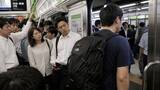 「満員電車でスマホを見たまま動かない、“自分のテリトリー”を死守する男性に駅員が放った「痛快な一言」／「扉付近での滞留」が迷惑行為4位に新ランクイン、27.6％が「気になる」と回答」の画像1