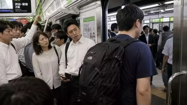 満員電車でスマホを見たまま動かない、“自分のテリトリー”を死守する男性に駅員が放った「痛快な一言」／「扉付近での滞留」が迷惑行為4位に新ランクイン、27.6％が「気になる」と回答
