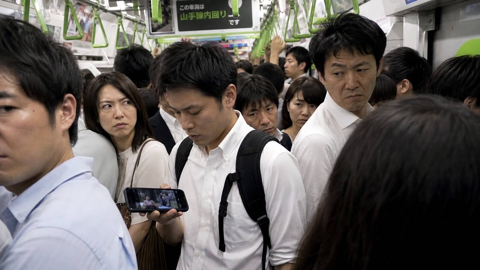 満員電車でスマホを見たまま動かない、“自分のテリトリー”を死守する男性に駅員が放った「痛快な一言」／「扉付近での滞留」が迷惑行為4位に新ランクイン、27.6％が「気になる」と回答