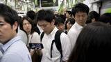 「満員電車でスマホを見たまま動かない、“自分のテリトリー”を死守する男性に駅員が放った「痛快な一言」／「扉付近での滞留」が迷惑行為4位に新ランクイン、27.6％が「気になる」と回答」の画像2