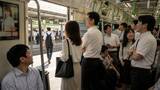 「満員電車でスマホを見たまま動かない、“自分のテリトリー”を死守する男性に駅員が放った「痛快な一言」／「扉付近での滞留」が迷惑行為4位に新ランクイン、27.6％が「気になる」と回答」の画像3