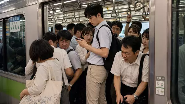 「満員電車でスマホを見たまま動かない、“自分のテリトリー”を死守する男性に駅員が放った「痛快な一言」／「扉付近での滞留」が迷惑行為4位に新ランクイン、27.6％が「気になる」と回答」の画像