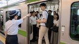 「満員電車でスマホを見たまま動かない、“自分のテリトリー”を死守する男性に駅員が放った「痛快な一言」／「扉付近での滞留」が迷惑行為4位に新ランクイン、27.6％が「気になる」と回答」の画像5