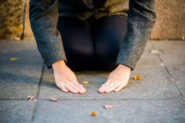 「ボロボロの軽自動車にあおり運転する若者2人組が、降りてきた運転手に「速攻で土下座した」ワケ」の画像