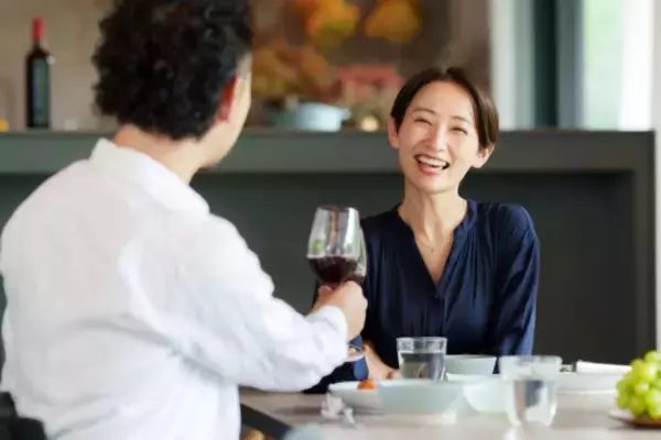 「結婚したい女性が「収入」「見た目」よりも実はシビアに見ている“男性の条件”」の画像