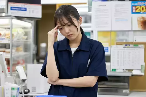 「コンビニの“セルフレジ導入”で転職を決意した女性の怒り「ほとんど出勤できなくなって収入が激減」／便利さのツケは、誰が払うのか」の画像