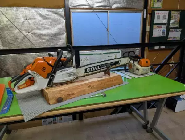 「サウナ、焚き火の次はチェンソー？ 都会の会社員が“轟音と振動の快感”にハマる理由」の画像