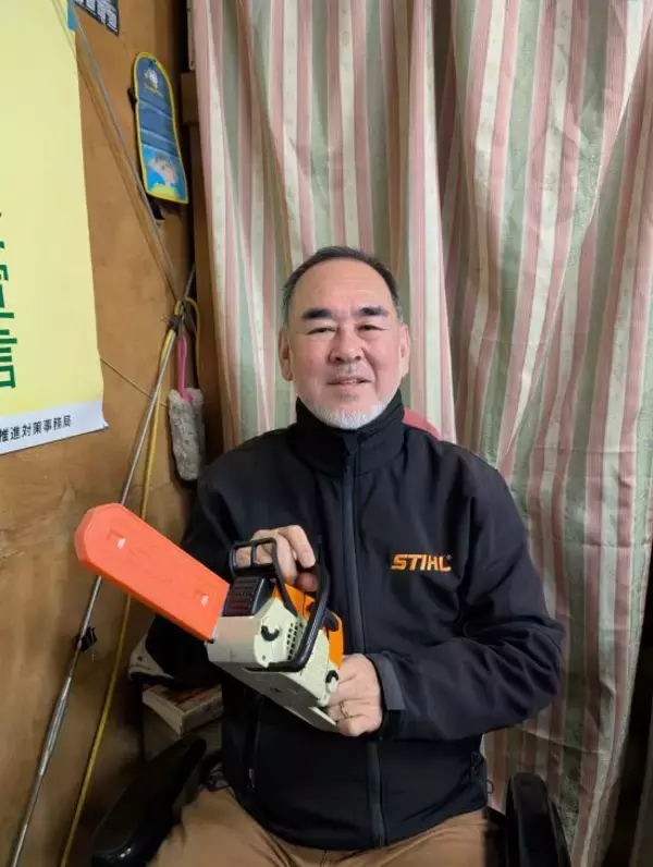 「サウナ、焚き火の次はチェンソー？ 都会の会社員が“轟音と振動の快感”にハマる理由」の画像