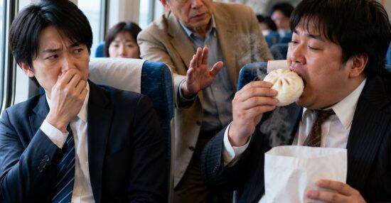 新幹線の座席に“大股開き”で座る男性…通路にはみ出した足を襲った“まさかの結末”「自業自得だな」