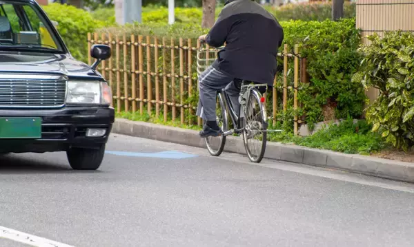 「クルマの間をジグザグ運転」外国人の危険すぎるサイクリングに驚愕。「This is JAPAN!!」注意した結果