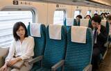 「「ふざけるな！」新幹線で“大声通話”を止めないサラリーマン。数分後、「申し訳ありません」と小さな声で謝ったワケ／車内マナー「改善された」と感じる人はわずか2割未満の調査結果も」の画像1