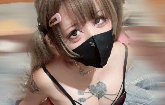 厳格な家で育った“お嬢様”が刺青を入れ、舌先を2つに割ったワケ。祖母からの援助（100万円）で豊胸手術も