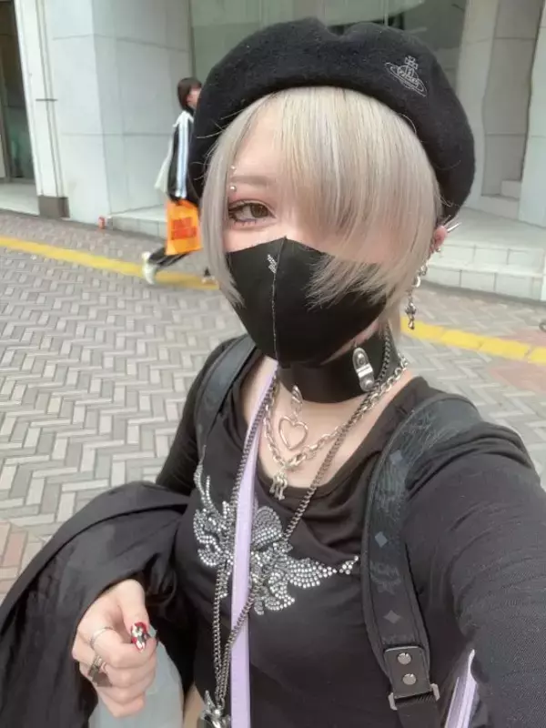 「厳格な家で育った“お嬢様”が刺青を入れ、舌先を2つに割ったワケ。祖母からの援助（100万円）で豊胸手術も」の画像