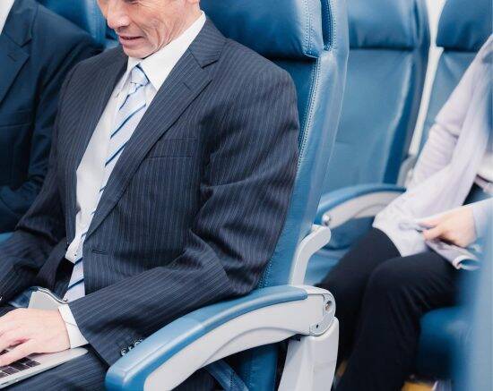 「どんどん気分が悪くなってきて…」新幹線で男性を襲った悲劇。隣に座った男性の“耐え難い特徴”とは