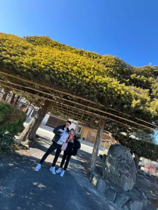 「「妻は54歳、夫は33歳」“同級生のお母さん”とまさかの年の差婚。「普通の結婚をしてほしい」大反対の両親を納得させた意外な方法」の画像